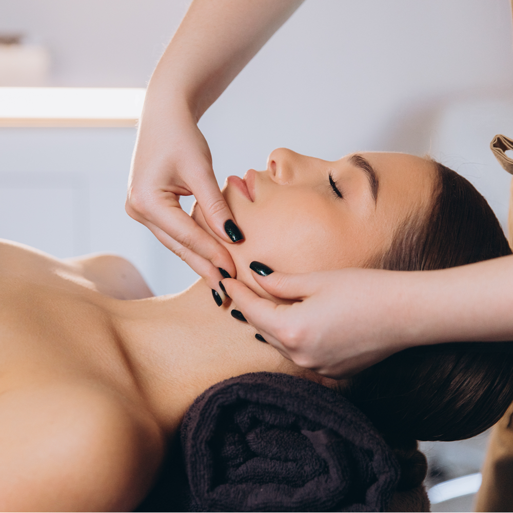 Veido ir dekolte masažas su kauke